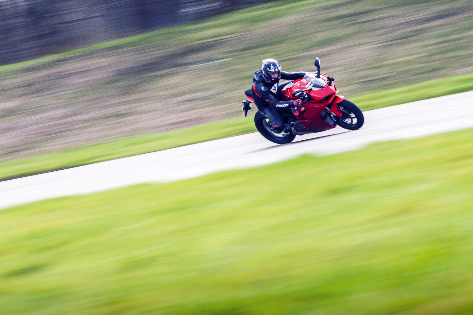 奥迪R8 VS杜卡迪Panigale：超级跑车VS超级自行车