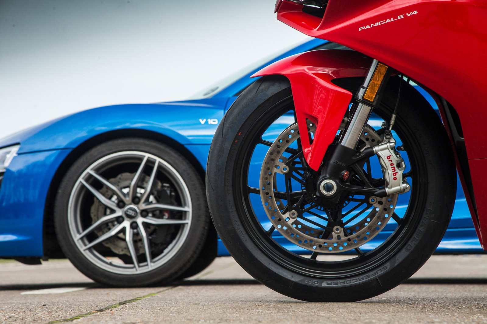 奥迪R8 VS杜卡迪Panigale：超级跑车VS超级自行车
