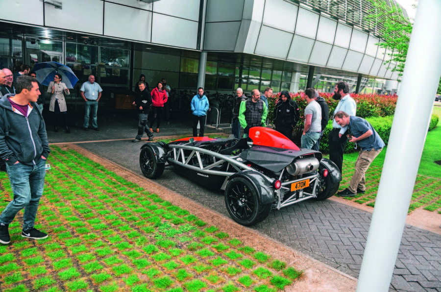 Ariel Atom 4：乘坐轻便双座汽车进行一次潮湿的公路旅行