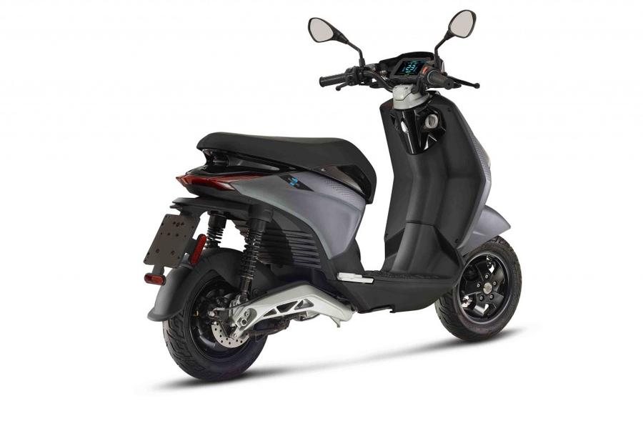 Here is the generated title:，Piaggio πiaggio 1 入门级电动摩托车评测