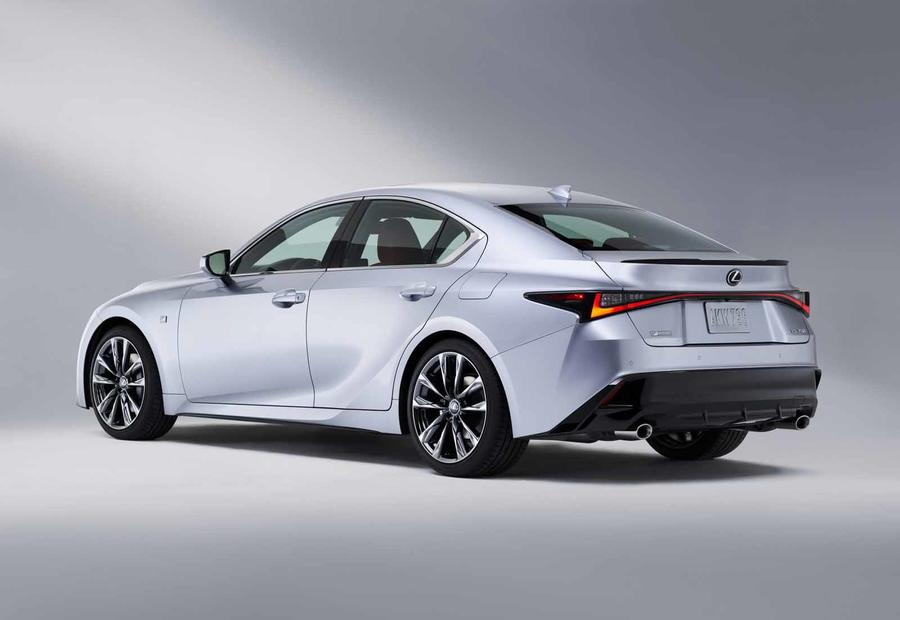 Here is the generated Chinese title:，新款Lexus IS 搭载新设计、新科技和升级底盘
