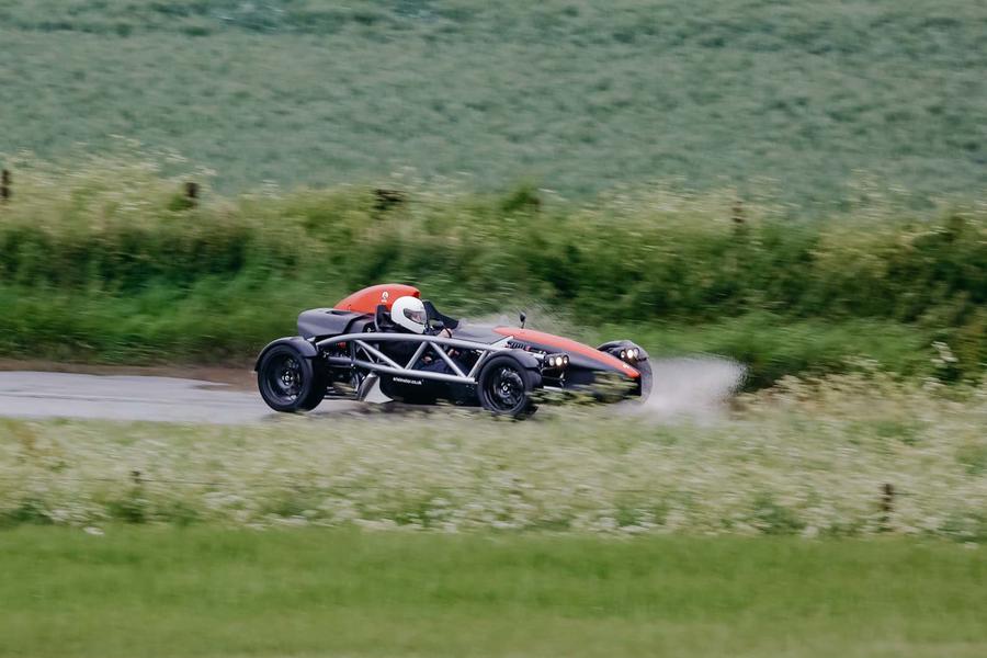 Ariel Atom 4：乘坐轻便双座汽车进行一次潮湿的公路旅行