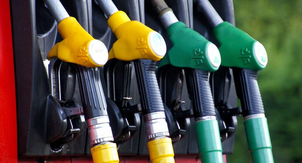 加油站把柴油放进汽油车,把汽油放进柴油车 加油站把柴油放进汽油车,把汽油放进柴油车