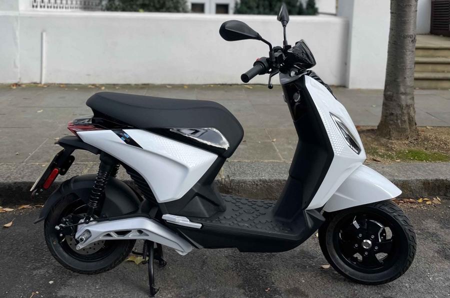 Here is the generated title:，Piaggio πiaggio 1 入门级电动摩托车评测