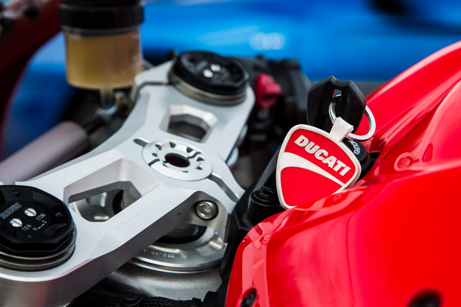 奥迪R8 VS杜卡迪Panigale：超级跑车VS超级自行车