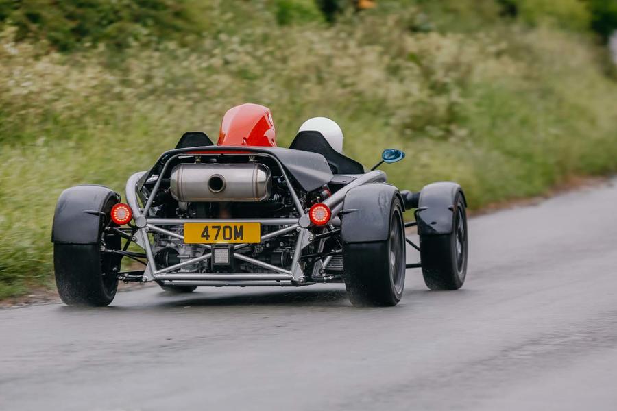 Ariel Atom 4：乘坐轻便双座汽车进行一次潮湿的公路旅行