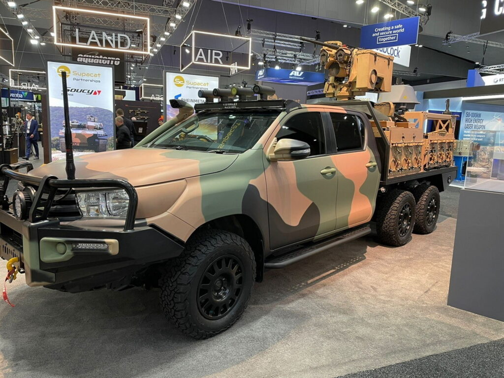 丰田希卢克斯变身6×6军用卡车备战 丰田希卢克斯变身6×6军用卡车备战