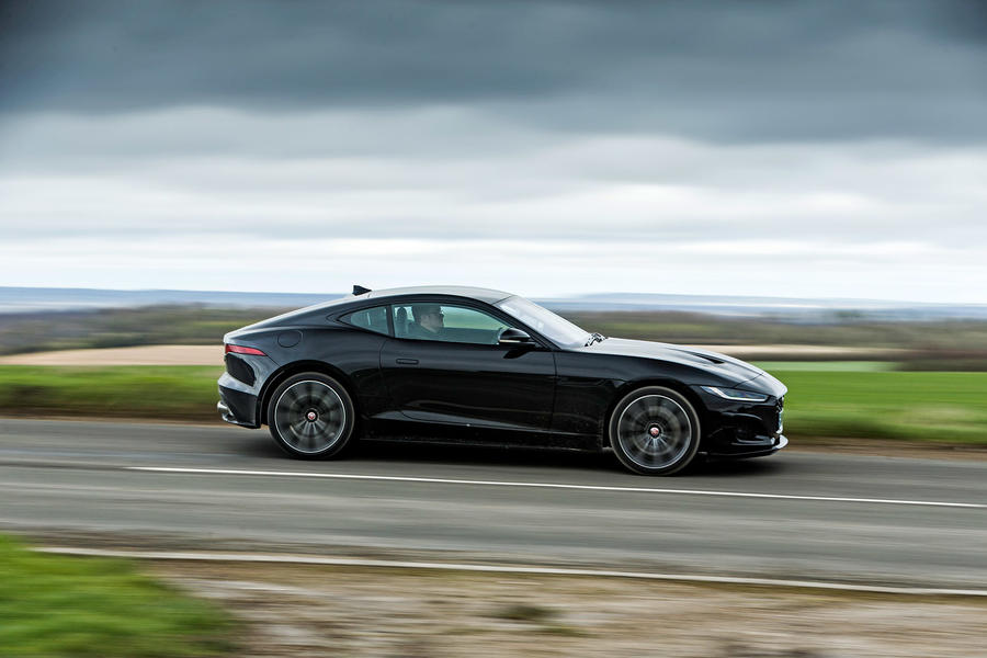 V8 vs flat-six: Jaguar F-Type R对战保时捷911