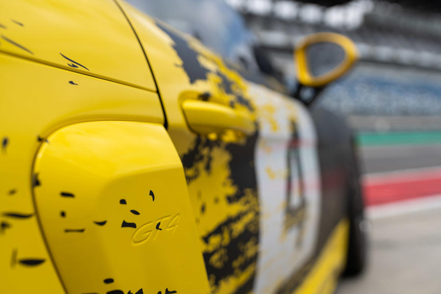 驾驶，保时捷718 Cayman GT4 Clubsport征服Silverstone