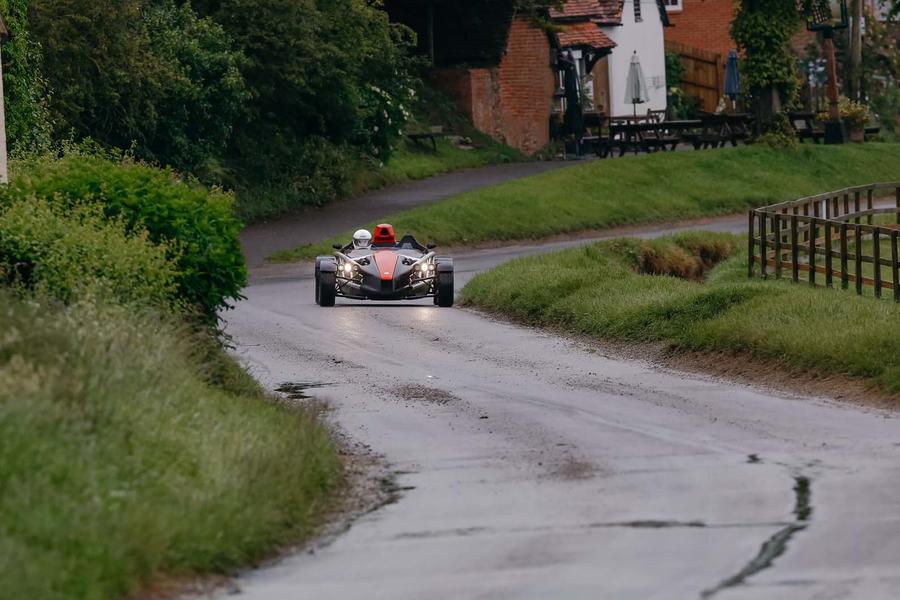 Ariel Atom 4：乘坐轻便双座汽车进行一次潮湿的公路旅行